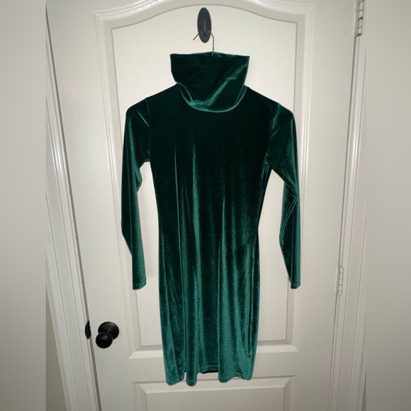 Green Velvet Mini Dress. Size Medium - Picture 3 of 15